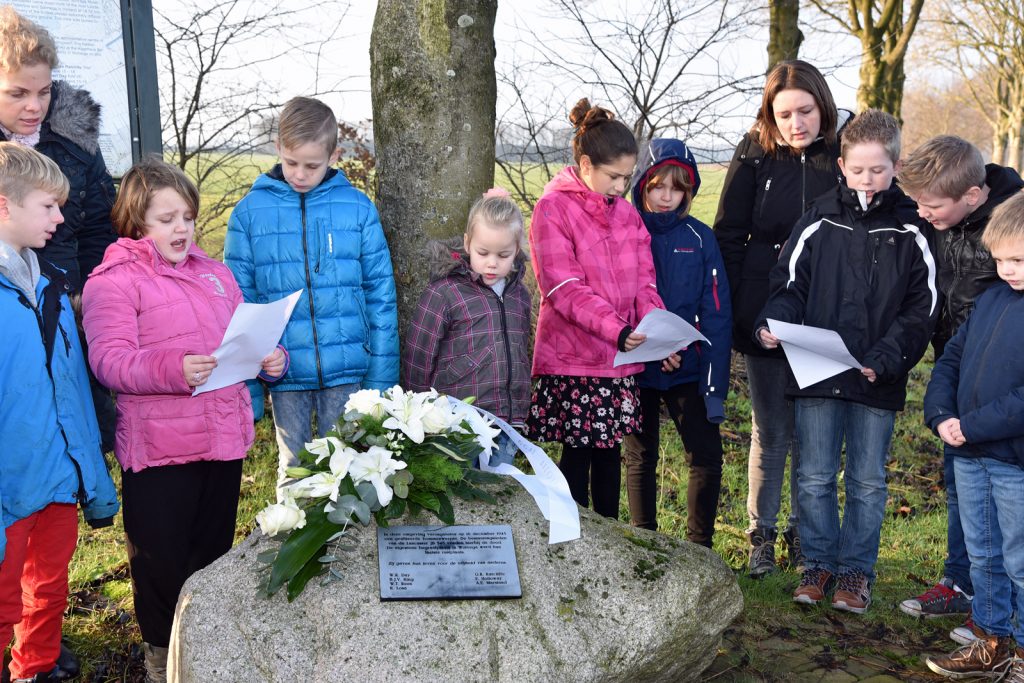 Herdenking bij oorlogsmonument