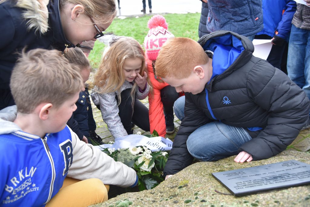 De Lantscheene bij oorlogsmonument