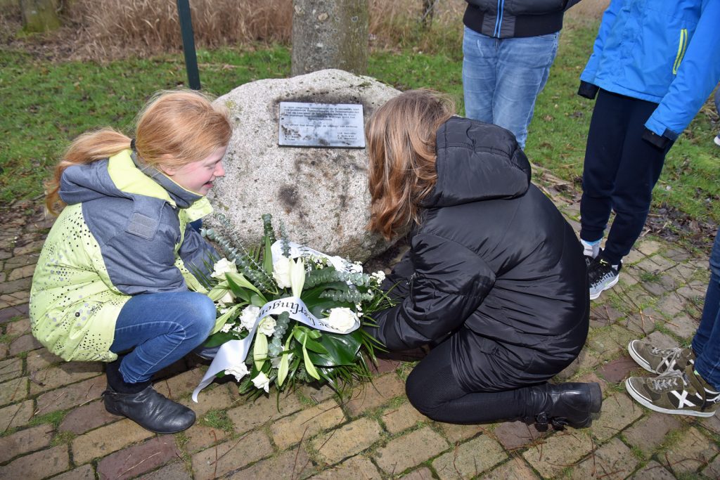 Herdenking bij het oorlogsmonument 