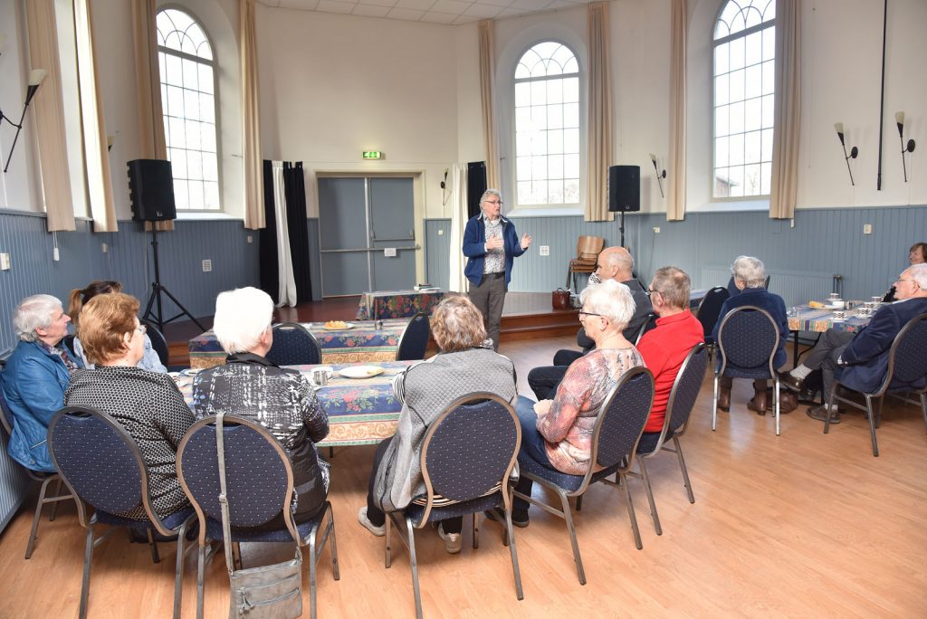 Johan Veenstra in dorpscentrum Oldetrijne