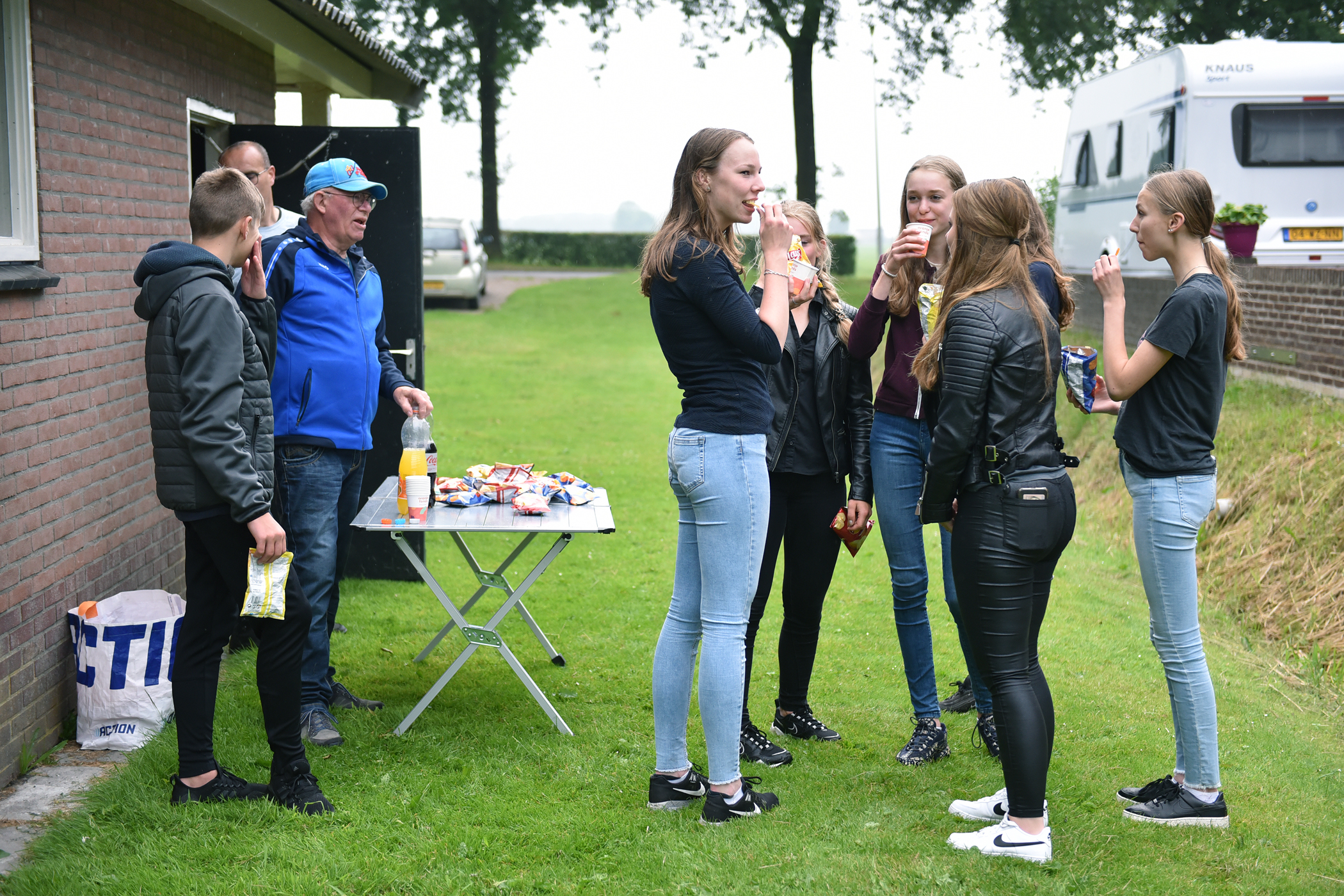 Kinderen spelen slagbal in Oldetrijne