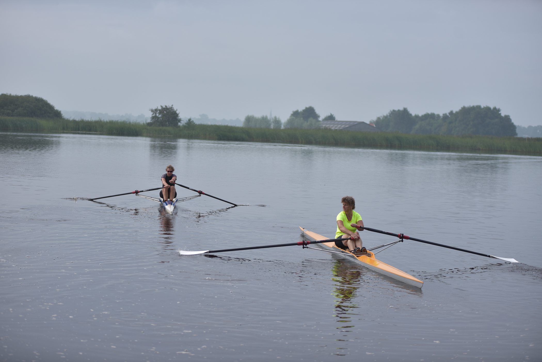 Roeien in een skiff op de Lende