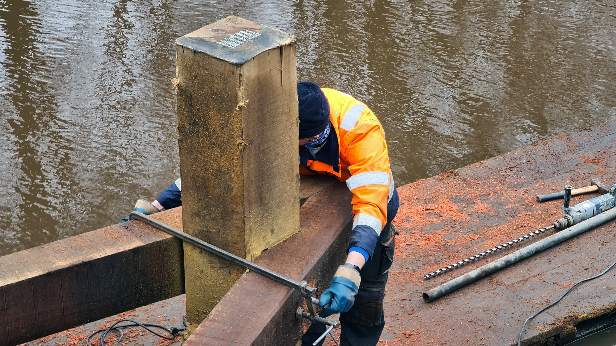 Deuren keersluis Sasbrug teruggeplaatst