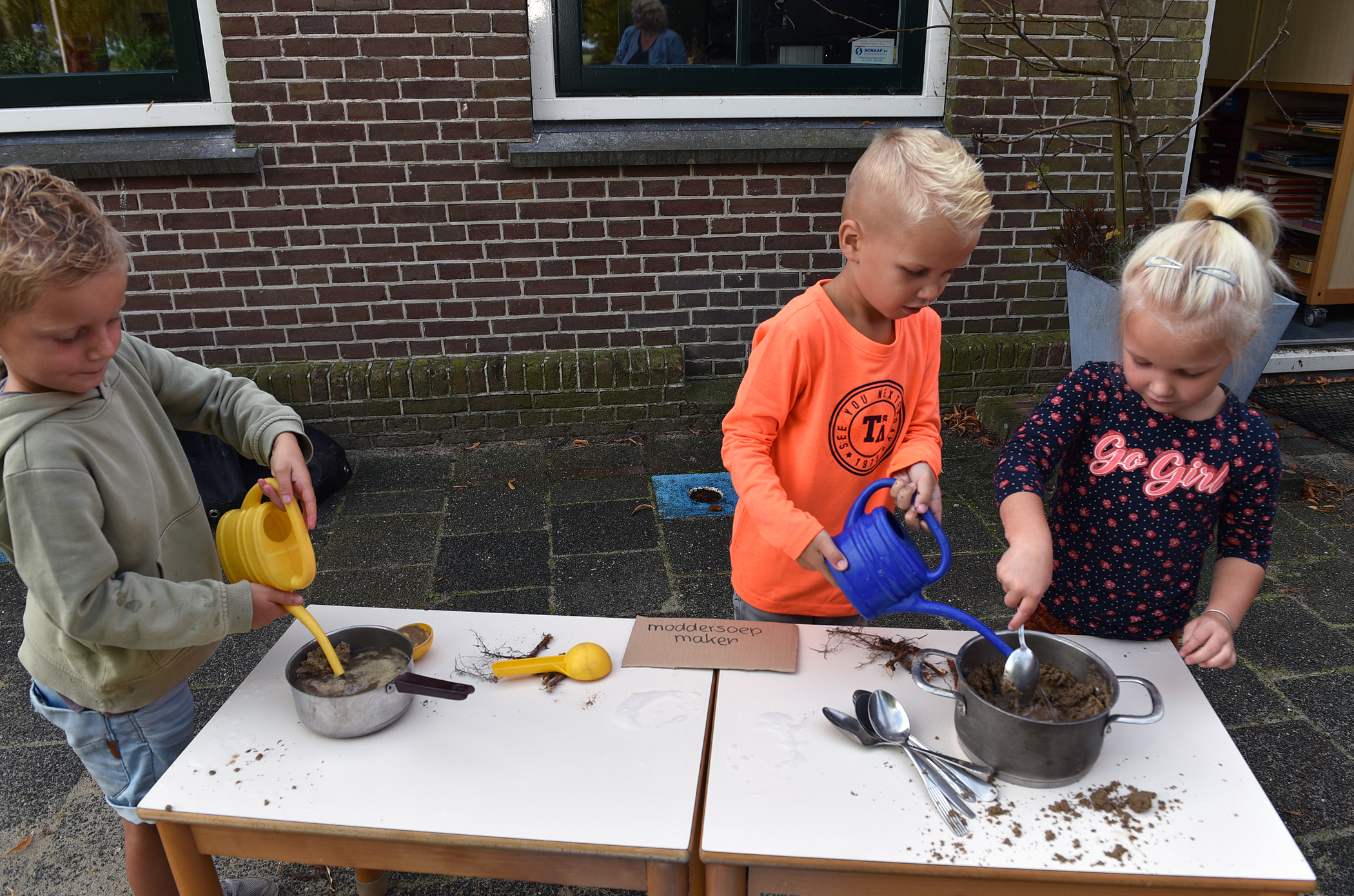 Peuters modderen wat aan op OBS De Lantscheene