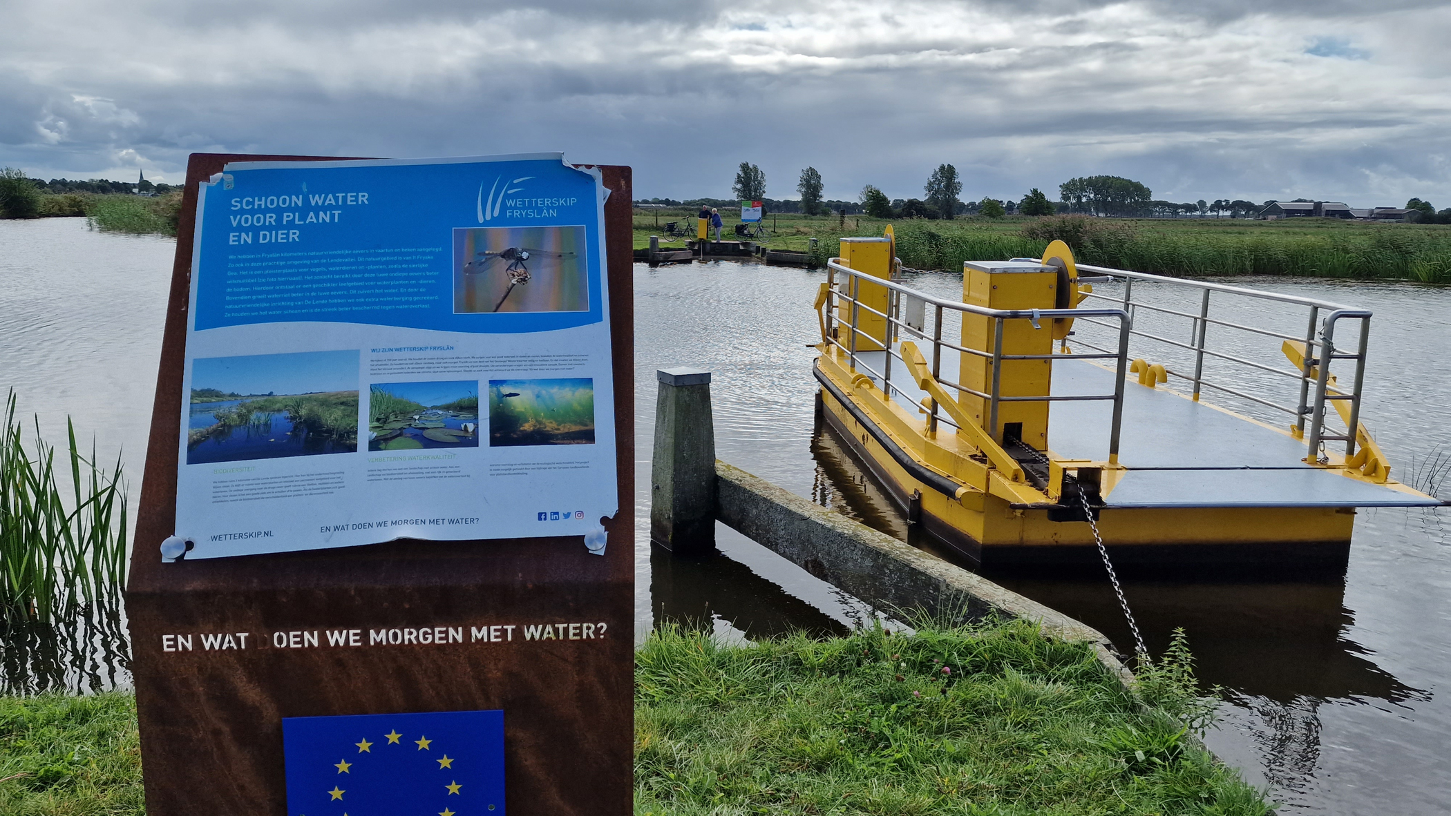 Op nieuwe infobord bij pont de Linde vernield