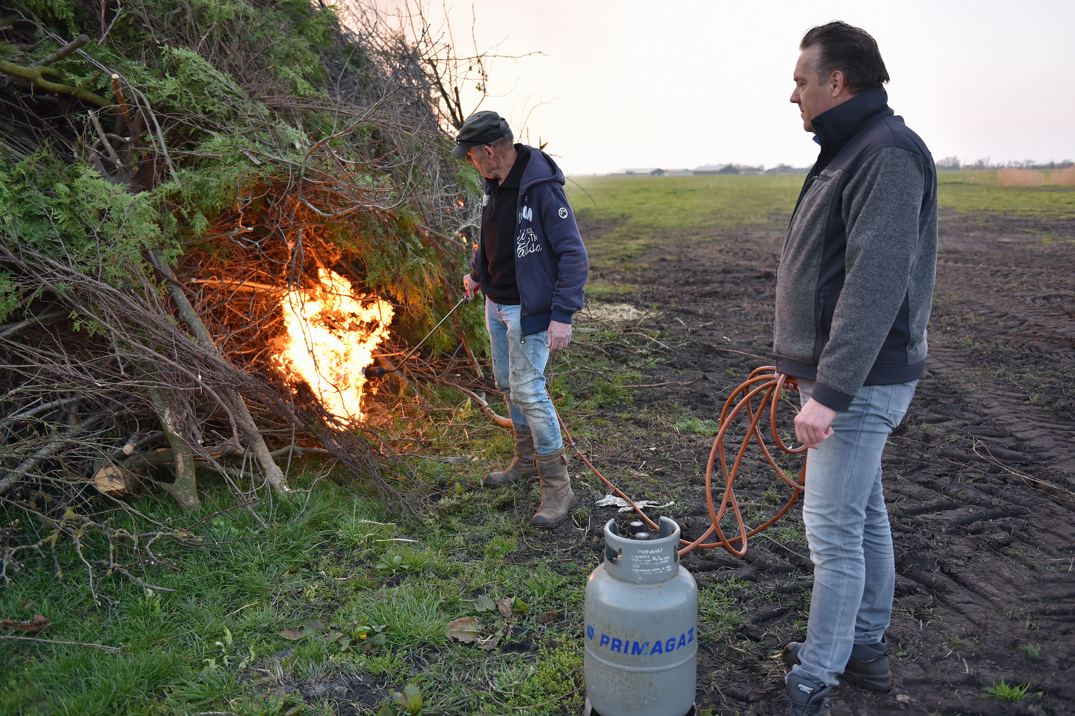 Gezelligheid bij paasvuur Sonnega-Oldetrijne