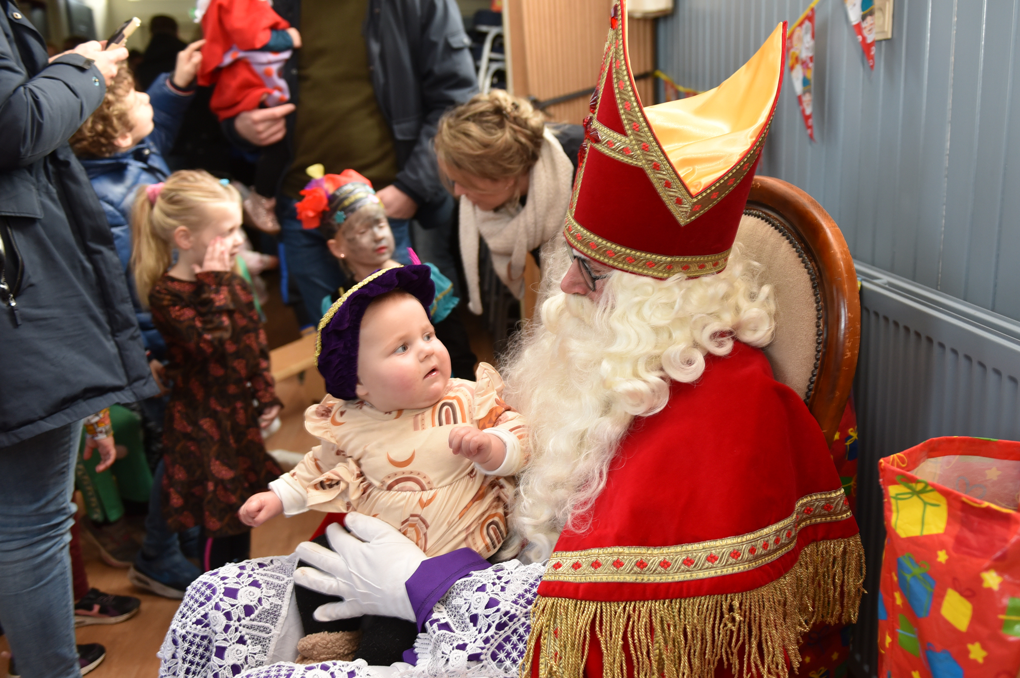 Sinterklaas bezoekt kinderen in Sonnega en Oldetrijne