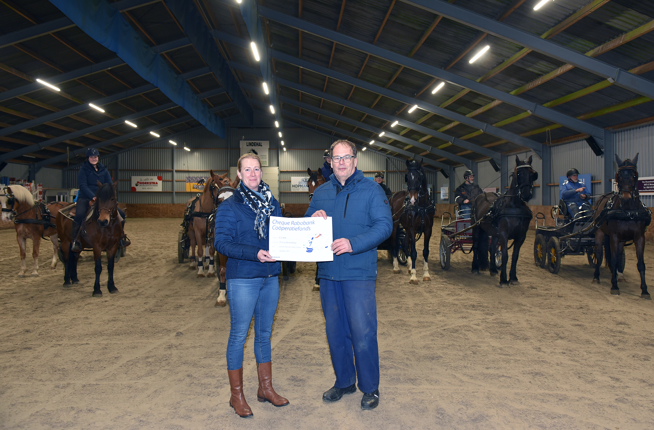 Manege De Caprilli in Sonnega heeft nieuwe verlichting in de wedstrijdhal